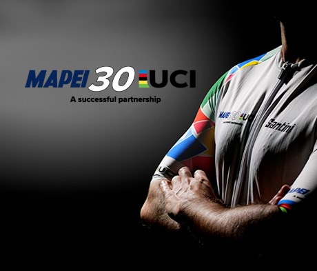 Gli iconici cubetti Mapei insieme ai colori iridati UCI su una maglia Santini per celebrare tre decenni di passione per il ciclismo