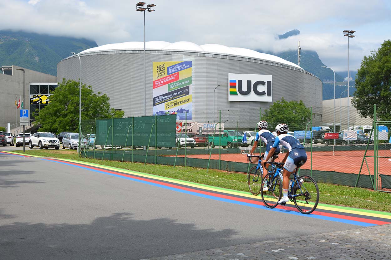MAPEI: tęczowy tor przed siedzibą UCI Technologia MAPECOAT TNS oddaje honory światowemu kolarstwu