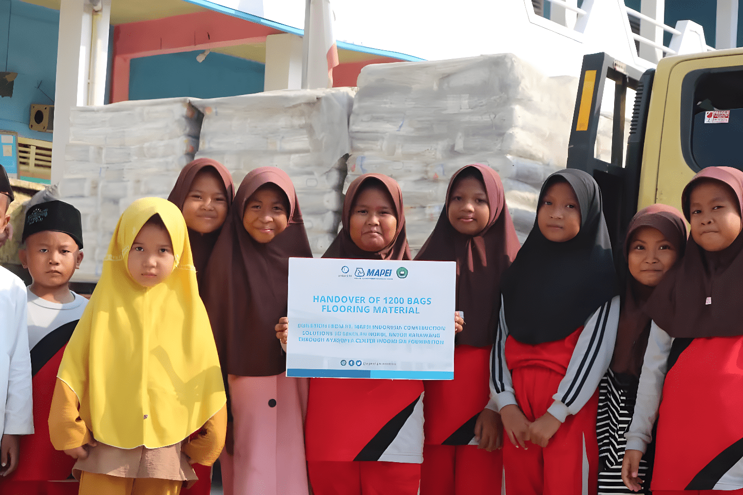 Bersama Ayasofya Center Indonesia, Mapei Indonesia Salurkan 30 Ton Bahan Bangunan untuk Renovasi Sekolah