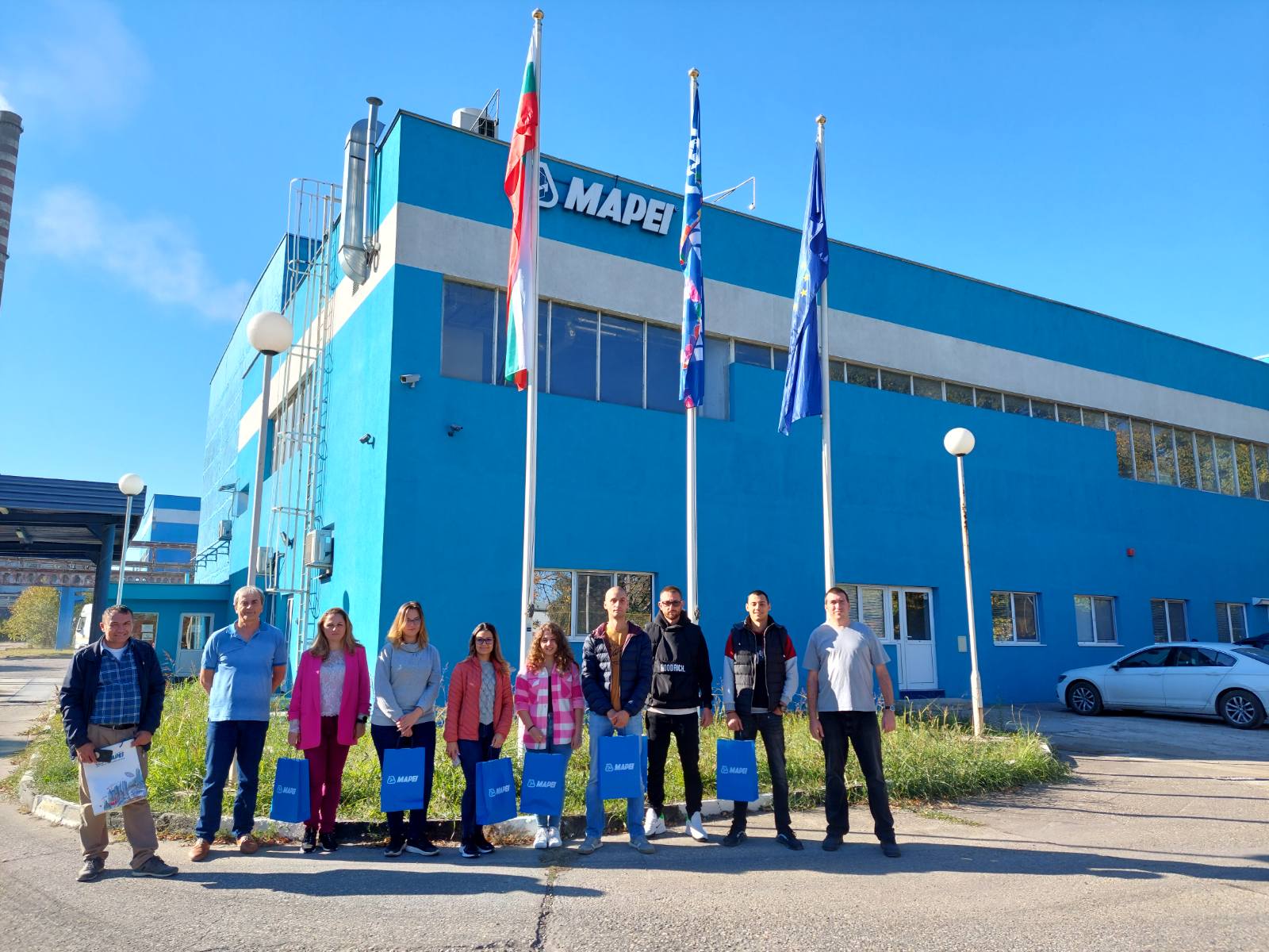 ОТ ТЕОРИЯ КЪМ ПРАКТИКА: студенти от специалност "Строително инженерство" посетиха завода на Мапеи България в Русе