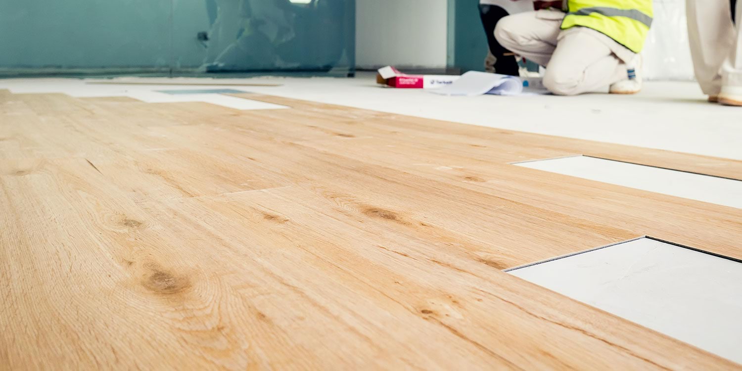 Cómo aplicar correctamente el pegamento para piso vinílico?