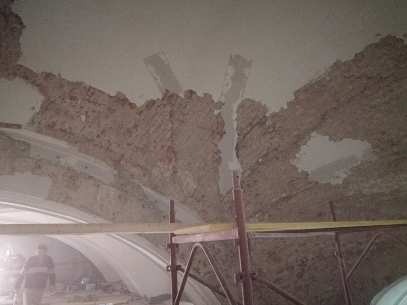 Slika 1: Prije sanacije bila su vidljiva znatna konstrukcijska oštećenja na zidanoj konstrukciji svoda
