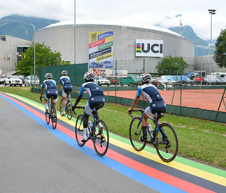 Regenbogenstrecke vor UCI-Hauptsitz