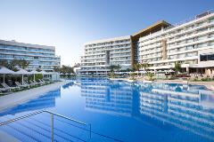 Hipotels Playa de Palma Palace pool and building 2