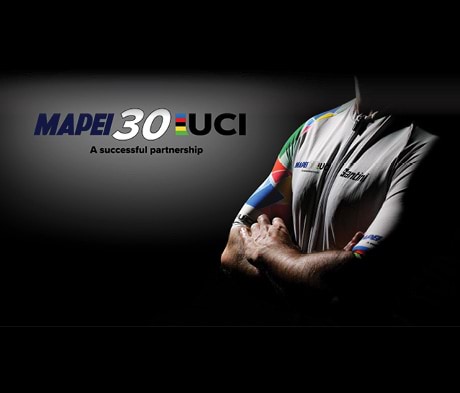 Los icónicos cubos de MAPEI combinados con los colores del arcoíris de UCI en una camiseta de Santini para celebrar tres décadas de pasión ciclística