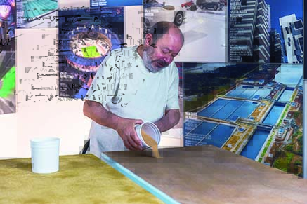 Italo Rota for Expo 2020 Dubai_-Ph-Oriana-Spadaro - Italo Rota esegue una prova dei materiali presso la sede di Mapei.