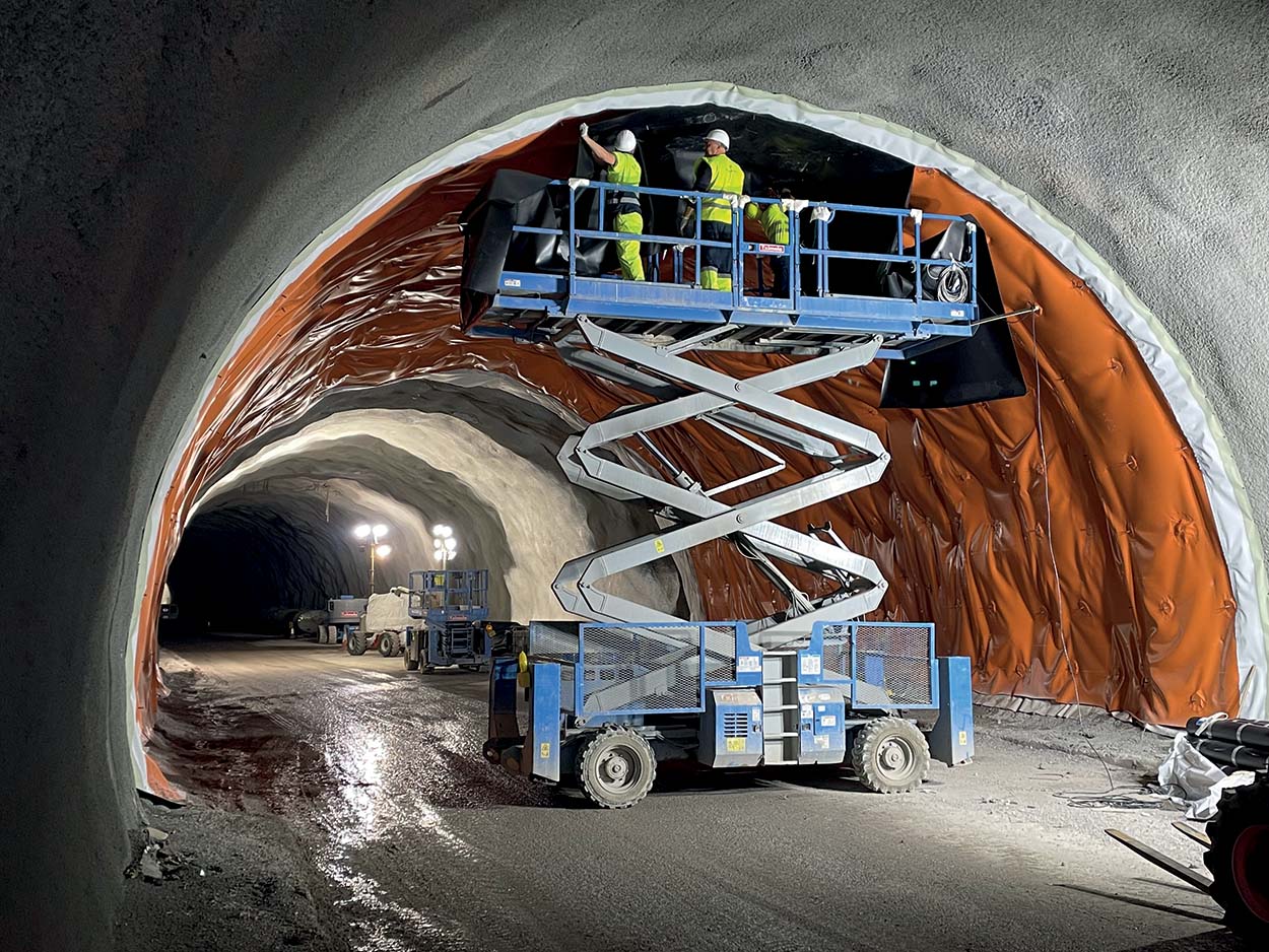 Applying MAPEPLAN TU membranes during tunnel repair operations.