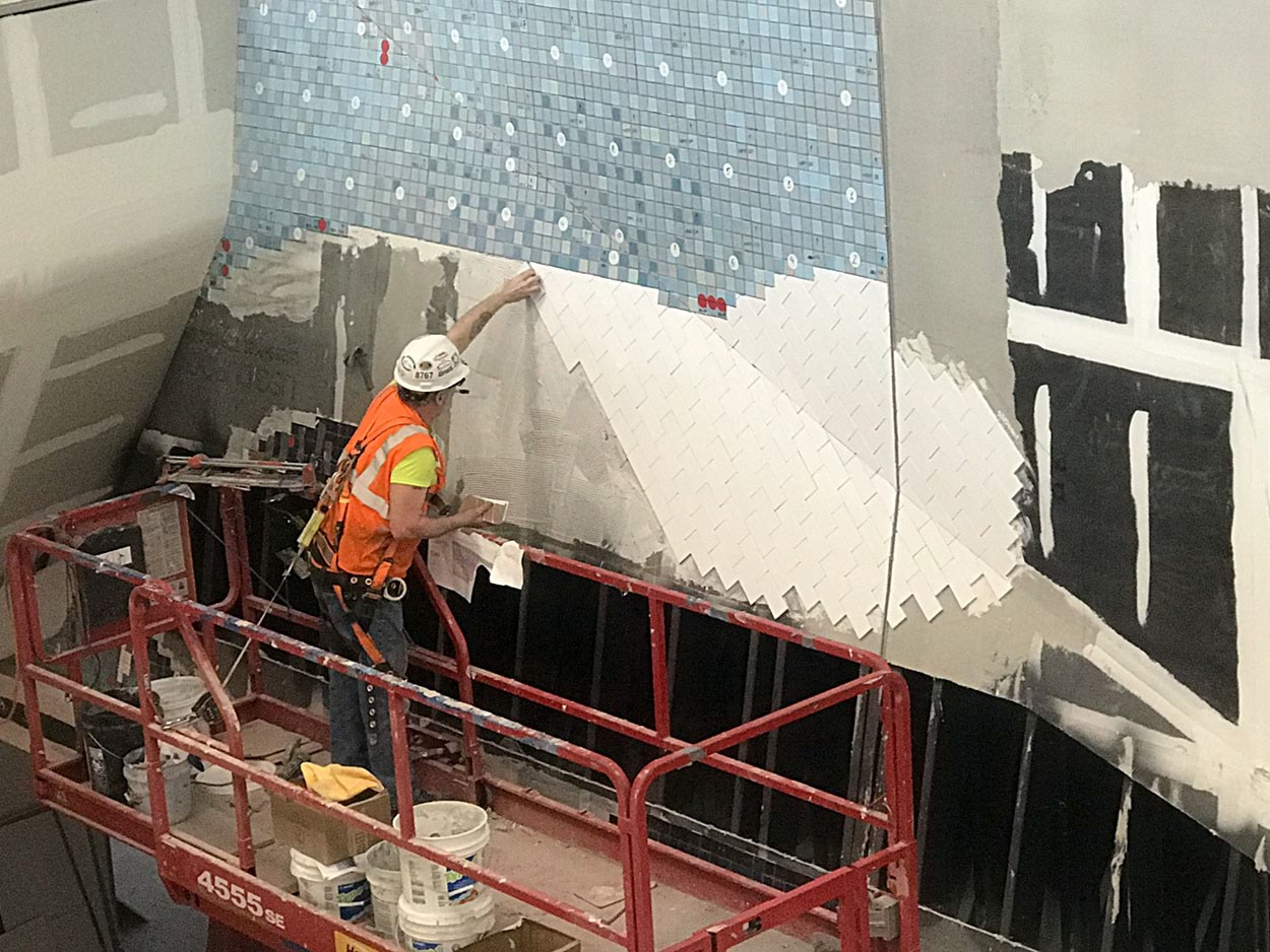 Aeroporto LaGuardia - Nelle aree dedicate alle partenze e agli arrivi è stato realizzato un grande murales in mosaico di 2.323 m2.