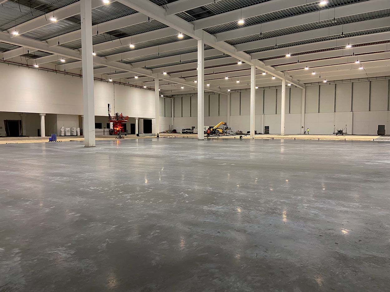 New jointless floor installed thanks to MAPECRETE SYSTEM in a logistics hub with three intermodal terminals