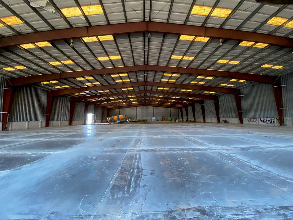 A complete view of the concrete floor in the SteelMed warehouse completed using MAPEFIBRE ST50 TWISTED macro fibers and finished off with MAPETOP S AR6.