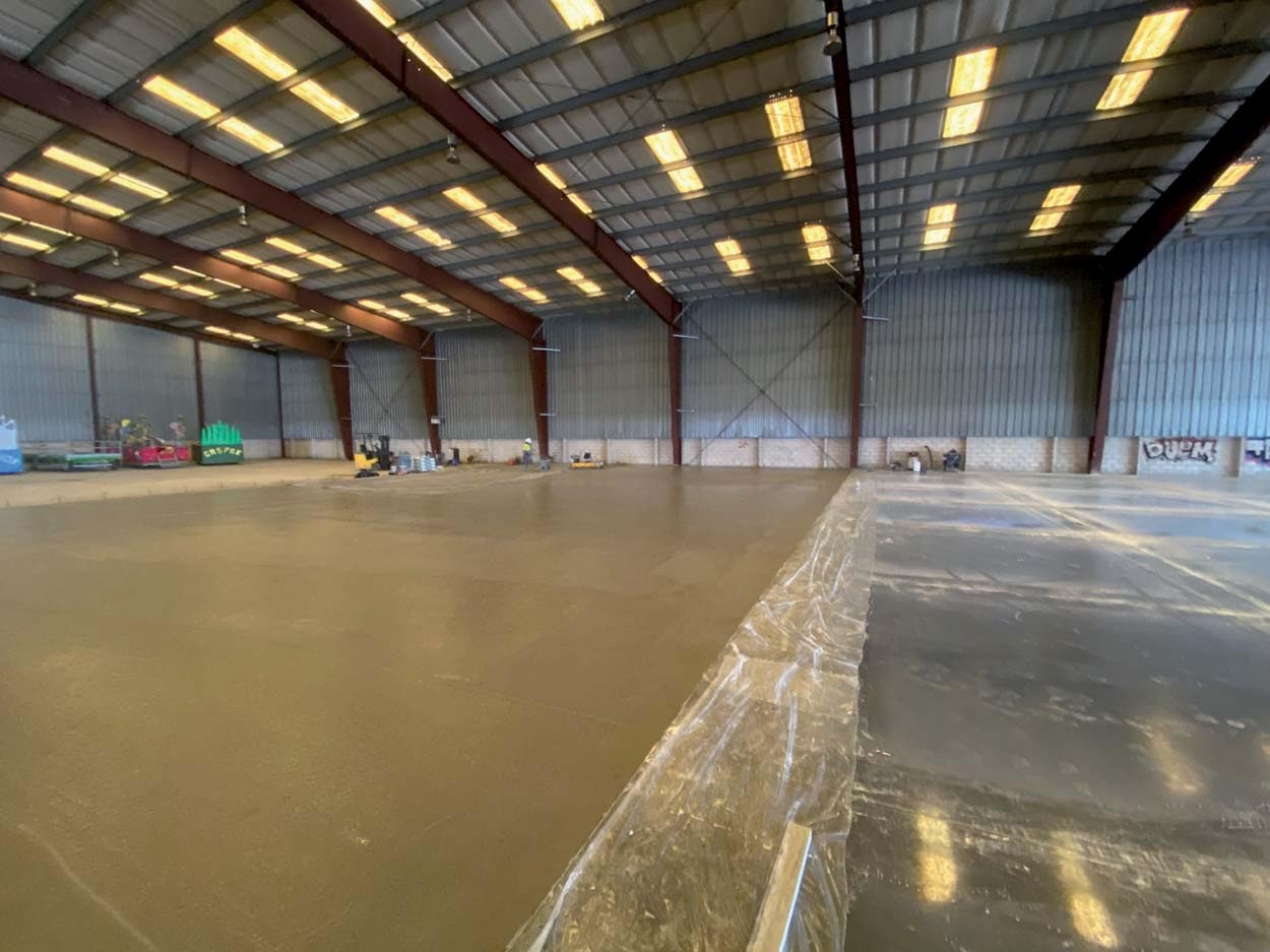 Una fase della realizzazione della pavimentazione industriale all’interno dei magazzini Steelmed.