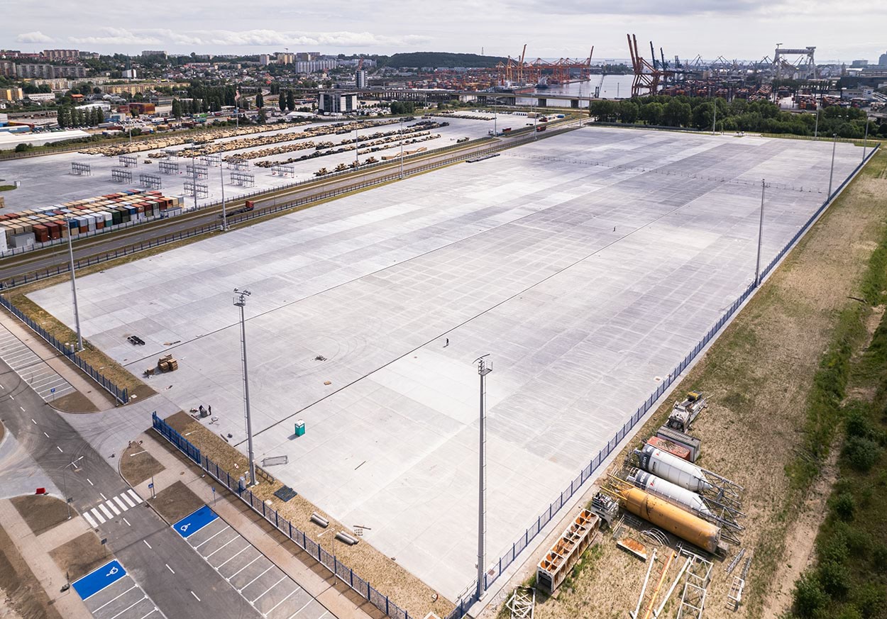 Storage yards covering an area of 18.6 hectares were constructed in the Port of Gdynia. Concrete floors were completed with Mapei fibers and admixtures.