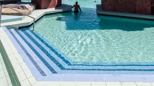 Installing ceramic tiles in pools: application guidelines